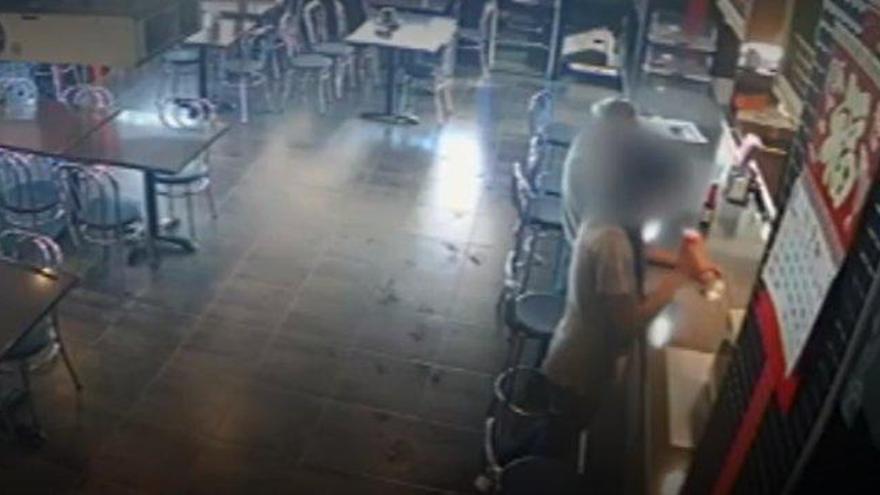 El padre detenido por lanzar a su bebé al Besòs entró en un bar a pedir ayuda  Vídeo