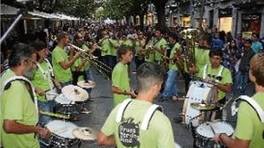 La Girona Marxing Band actua a la Rambla de la capital.