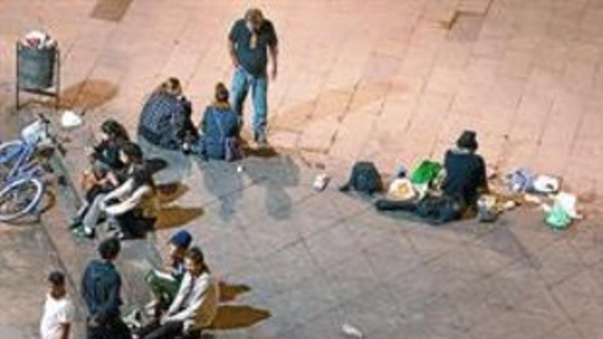 Un amplio grupo de personas bebe en la plaza de Orwell, el lunes.