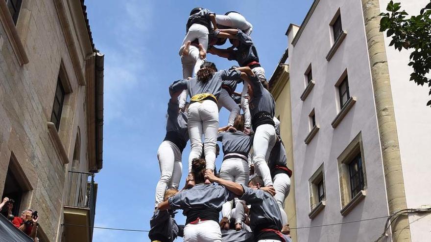 La colla castellera Tirallongues en una imatge d&#039;arxiu