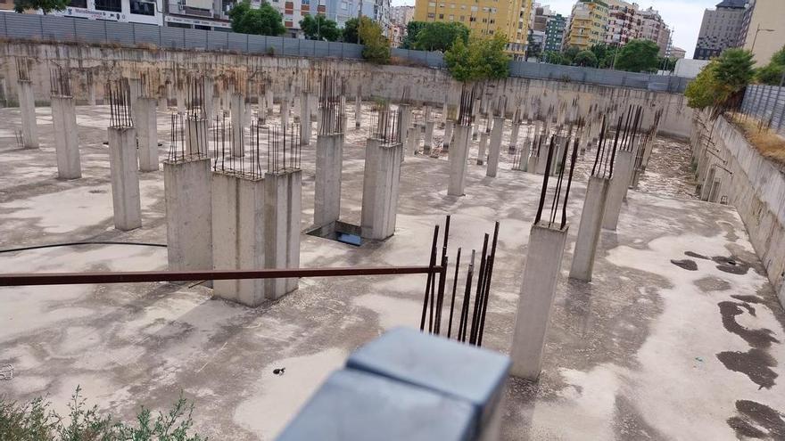 El dueño acata al fin la orden municipal y vacía el solar convertido en foco de mosquitos por el agua estancada