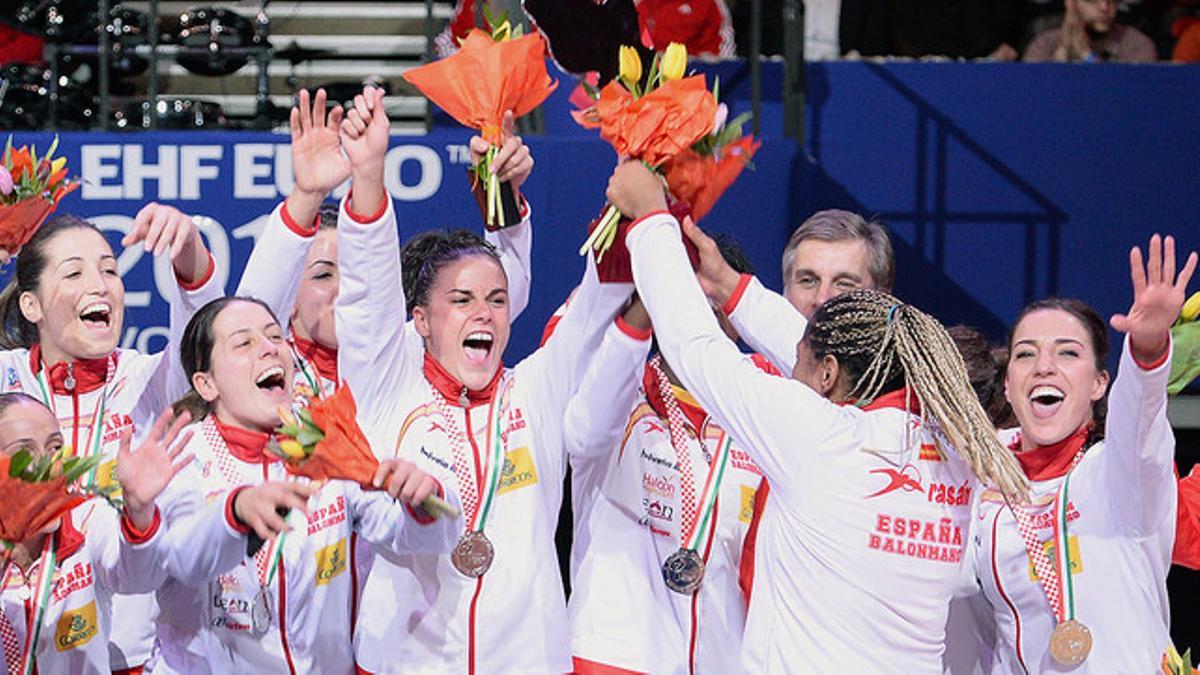 El equipo español de balonmano femenino celebra la plata europea en Budapest