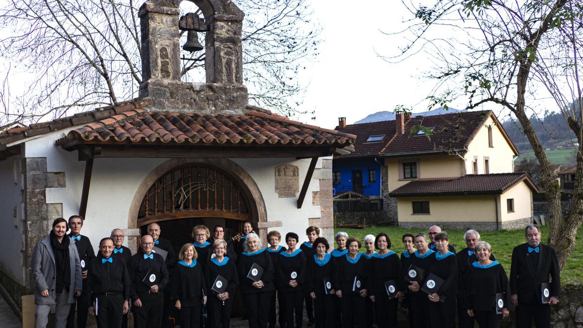 El coro "Amigos de la Ribera" en la capilla San Juan de Mata.