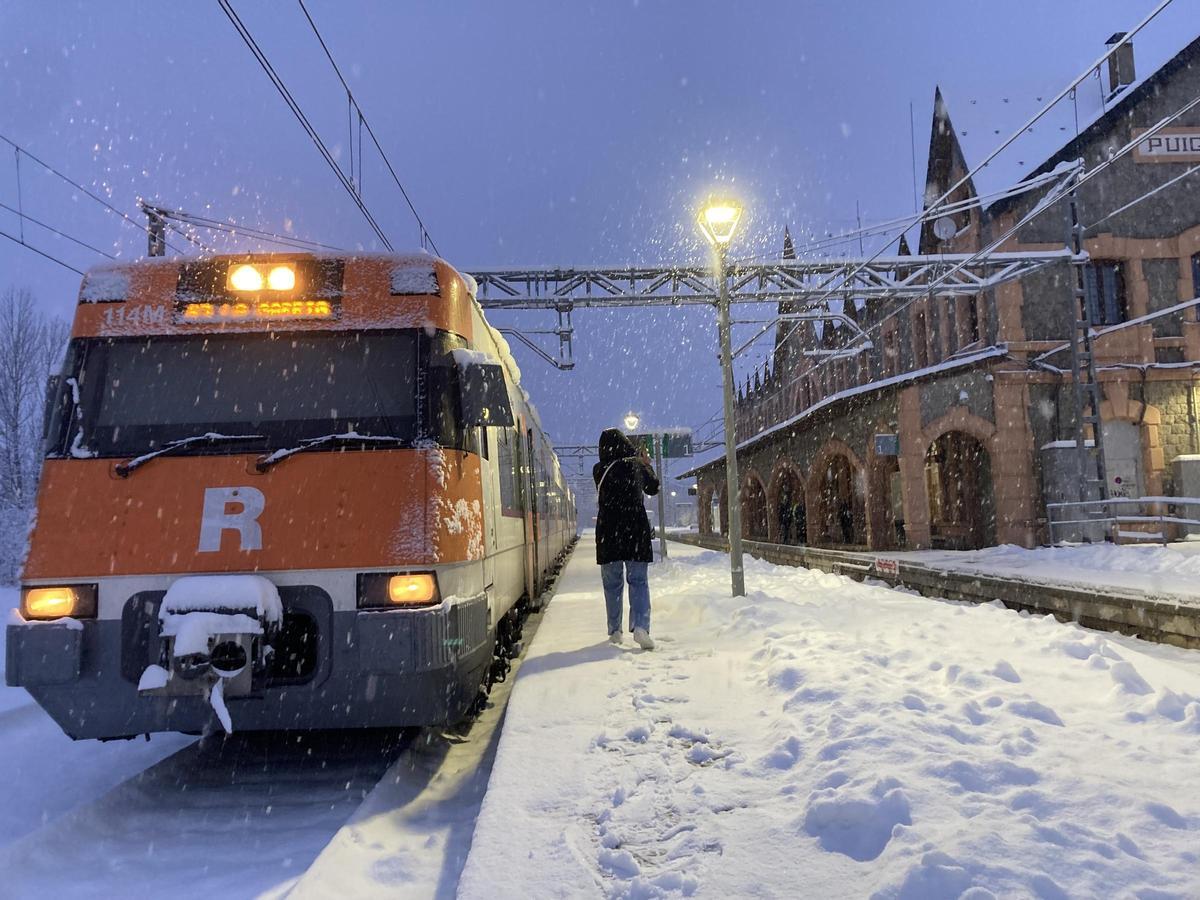 Un comboi de l'R3 a l'estació de Puigcerdà durant una nevada