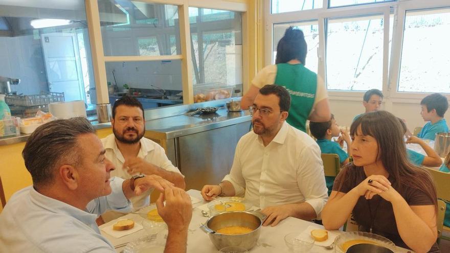 VÍDEO: Adrián Barbón almuerza con los escolares de Bimenes para celebrar la extensión del servicio de comedor en junio y septiembre, que beneficia a 11.265 alumnos