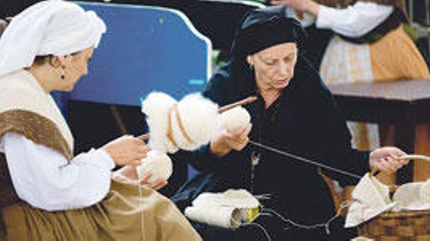 Dos mujeres, ayer, cardando lana en la Seronda de Illas.