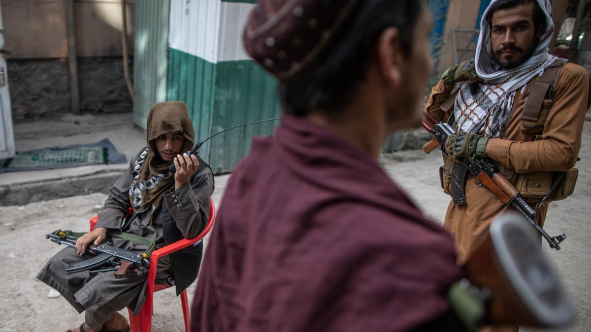 Talibanes frente a una comisaría en Herat.