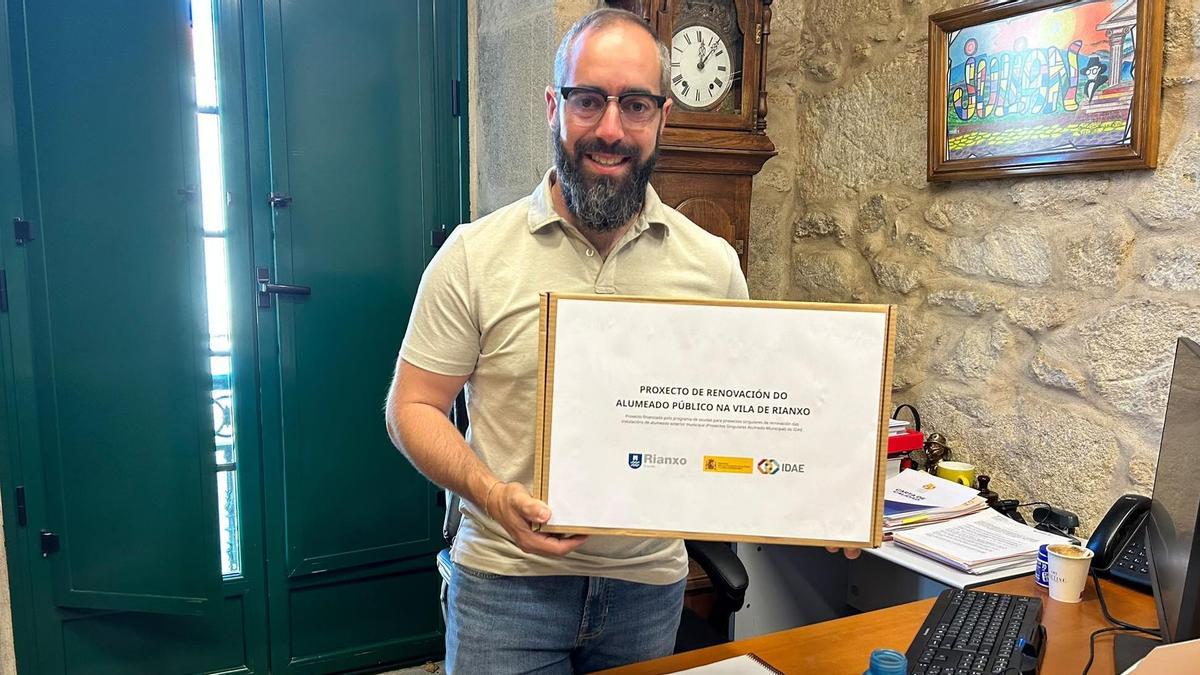 Julián Bustelo, coa certificación da axuda estatal para o proxecto.