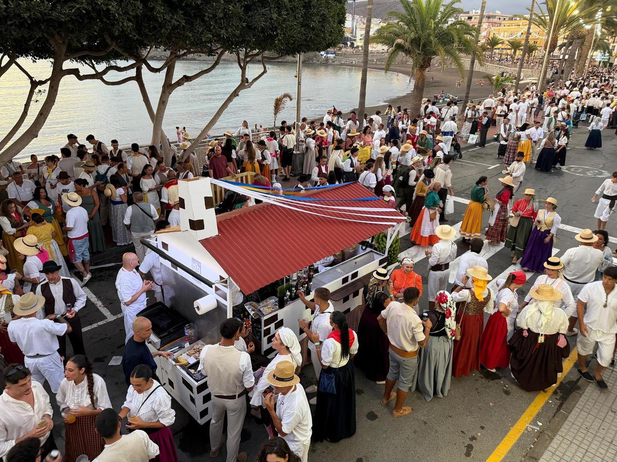 Una de las carretas en su recorrido por Arguineguín.