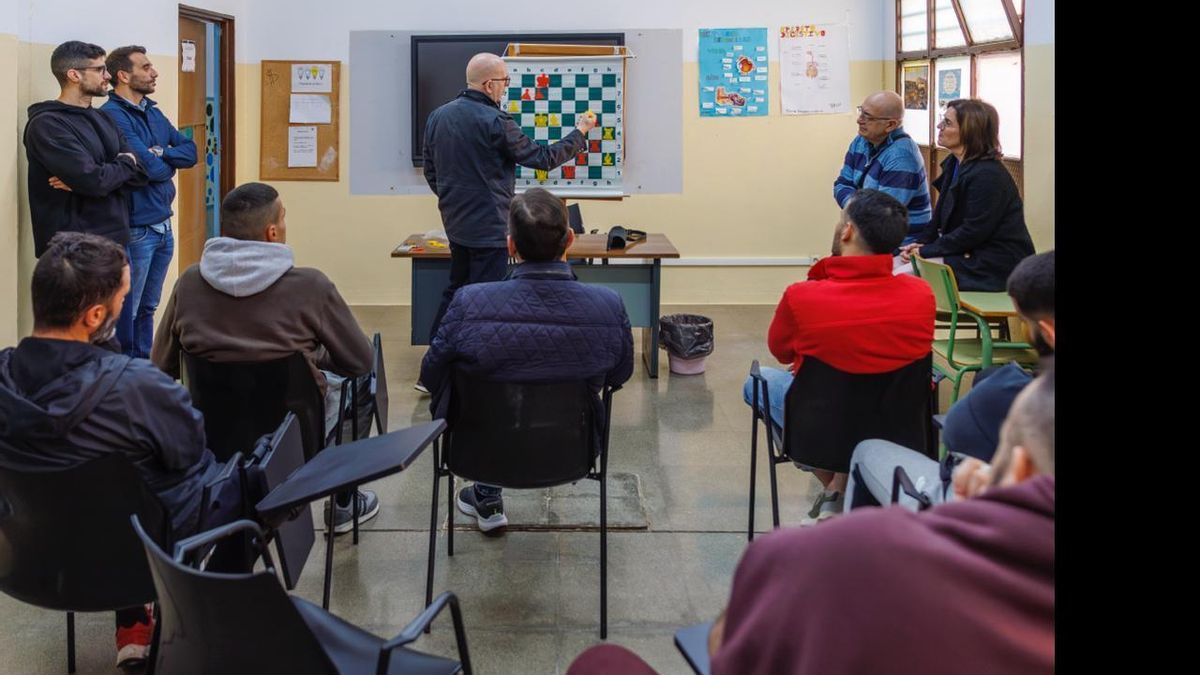 Sesión desarrollada por Juan Antonio Montero (presidente del Club Magic) en el CCPP de Melilla