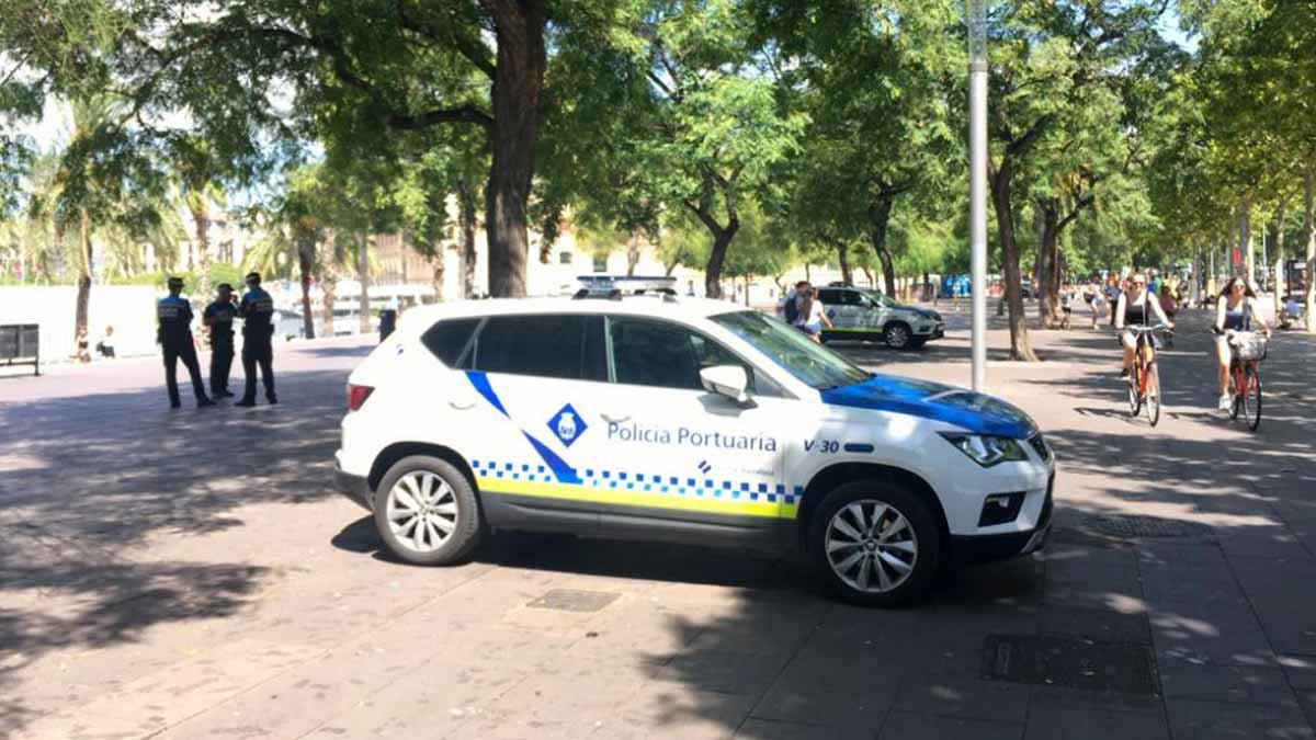 Operación policial contra el 'top manta' en el paseo Joan de Borbó de Barcelona