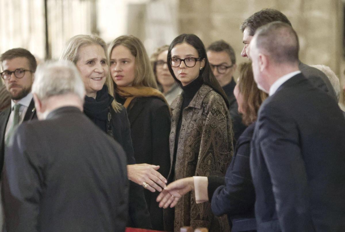 La infanta Elena saluda a la presidenta del Congreso Francina Armengol, en compañía de las nietas de doña Sofía