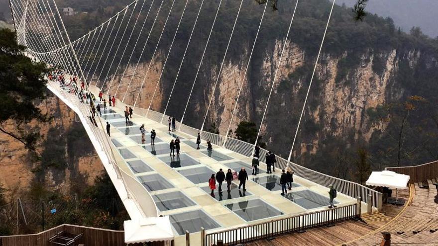 El puente de cristal del parque natural de Hongyagu.