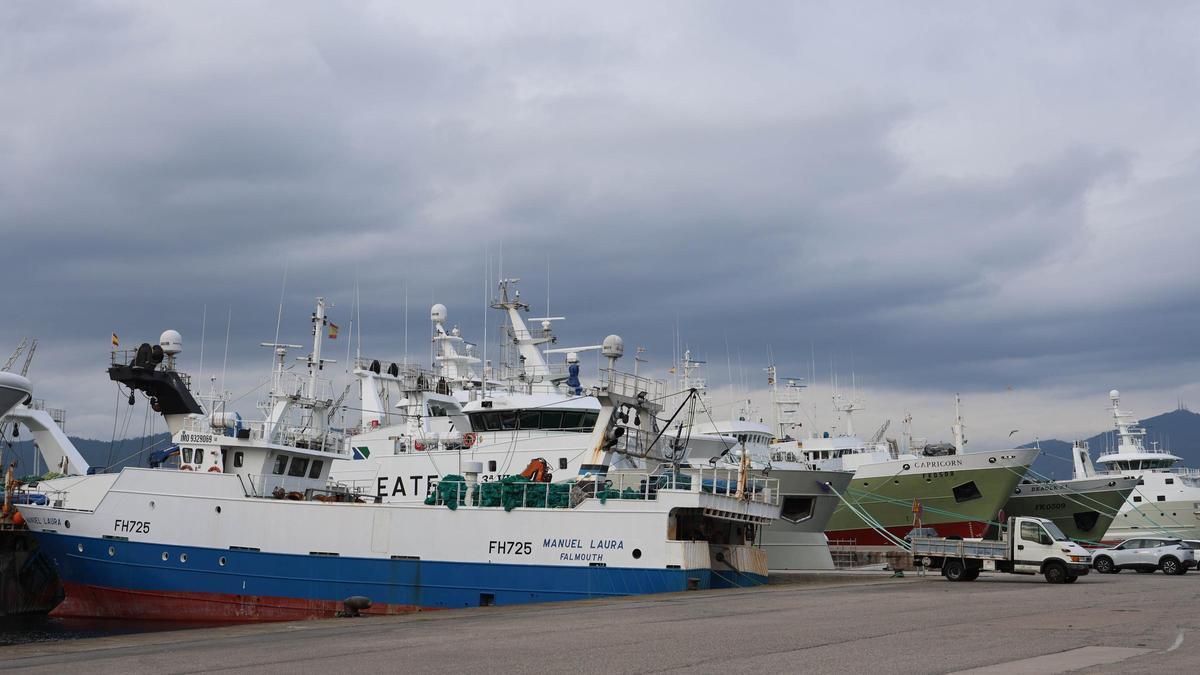 Barcos de pesca en Beiramar, con un arrastrero de Gran Sol en primer plano