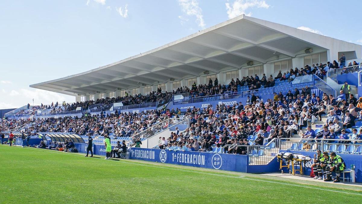 Treues Publikum: die Tribüne von Atlético Baleares am Sonntag (26.2.)  | FOTO: ATB