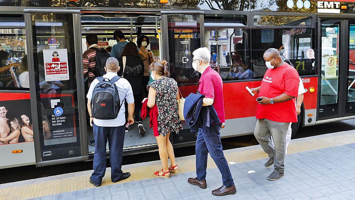 Los conductores de la EMT son los encargados de controlar los aforos. | M.A.MONTESINOS