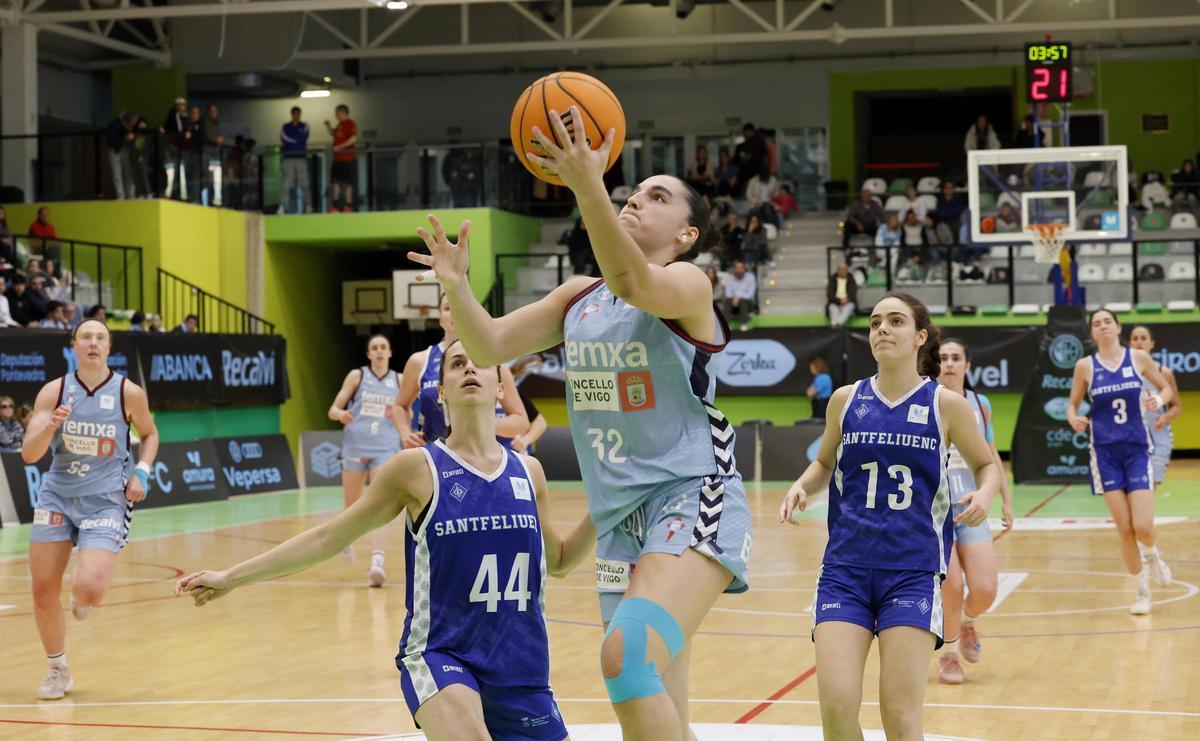 Paula Salinas entra a canasta en un partido en Navia.