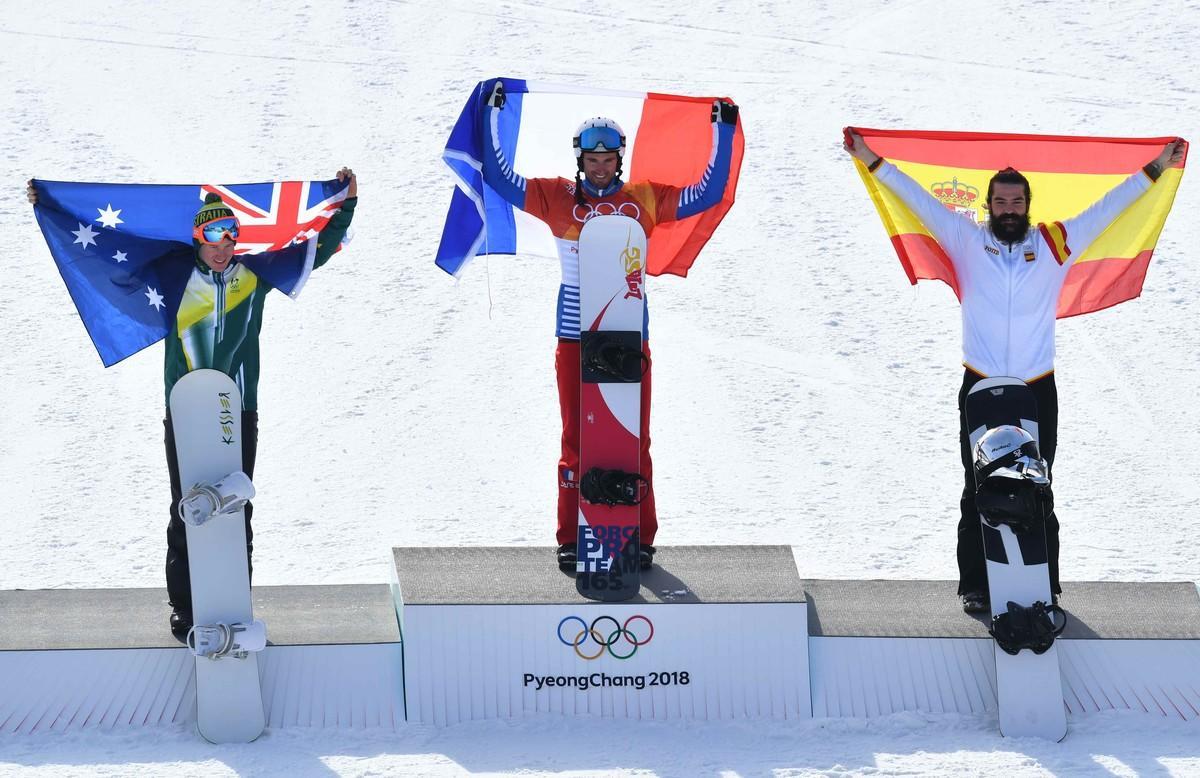 Snowboarding - Pyeongchang 2018 Winter Olympics - Menâ¿¿s Snowboard Cross Finals - Phoenix Snow Park - Pyeongchang, South Korea - February 15, 2018 -  Gold medalist Pierre Vaultier of France, silver medalist Jarryd Hughes of Australia and bronze medalist Regino Hernandez of Spain pose during the victory ceremony. REUTERS/Dylan Martinez