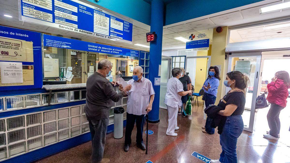 Personas mayores esperando para ser vacunadas de covid y gripe en un centro de salud de Alicante