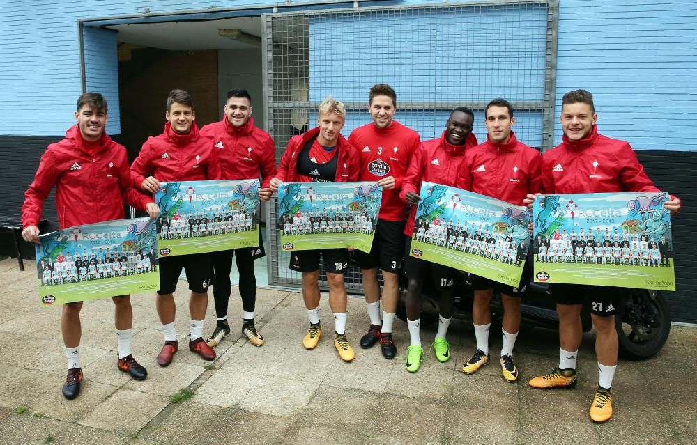 Los jugadores del Celta posan con el póster 2017-2