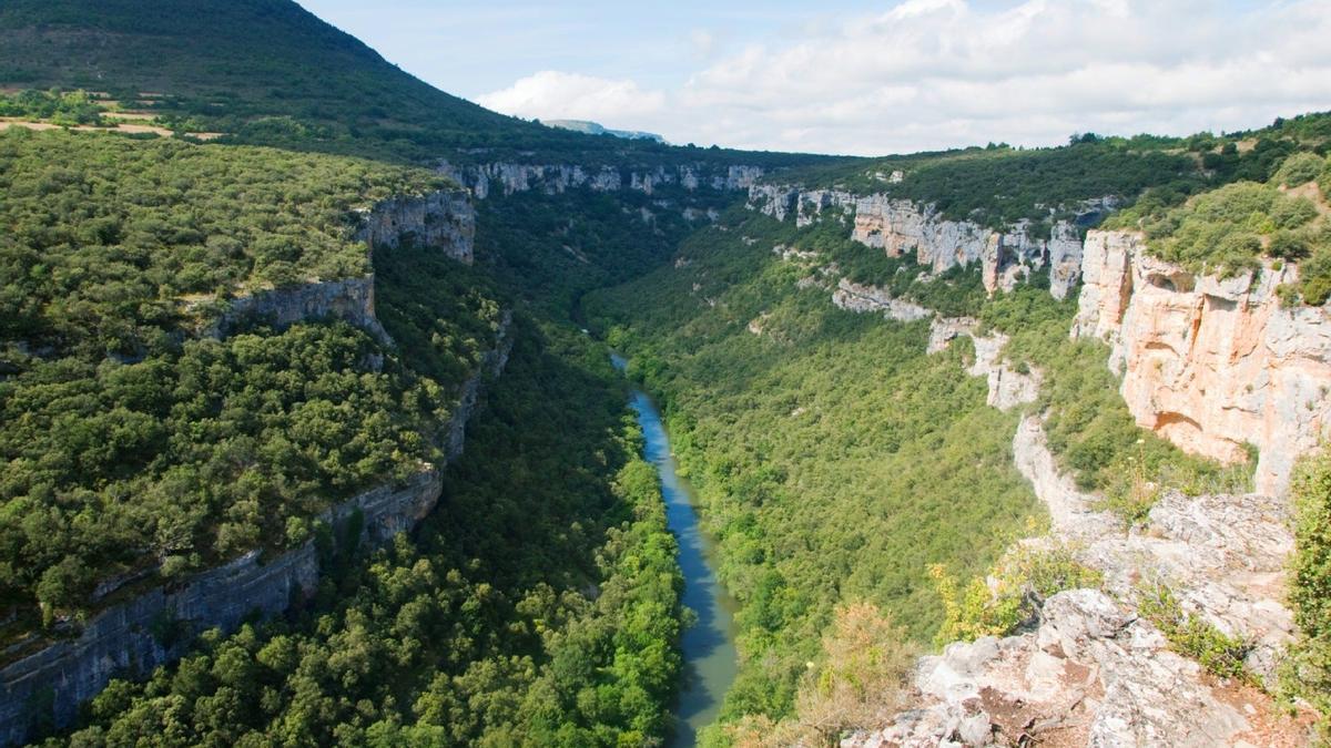 Senderismo por el Alto Ebro: rutas a la orilla del río padre
