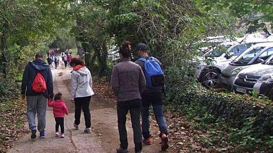 Grups de turistes caminen pel nou carril bici en direcció a la Fageda d&#039;en Jordà per Tot Sants.