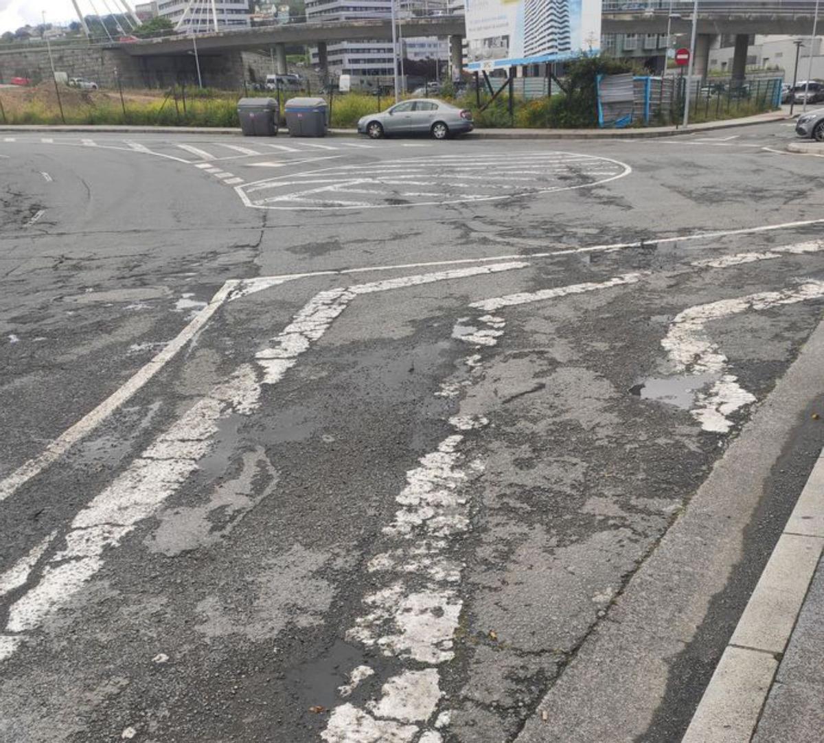 Los vecinos de Someso piden al Concello que repare el asfalto de Francisco Pérez Carballo