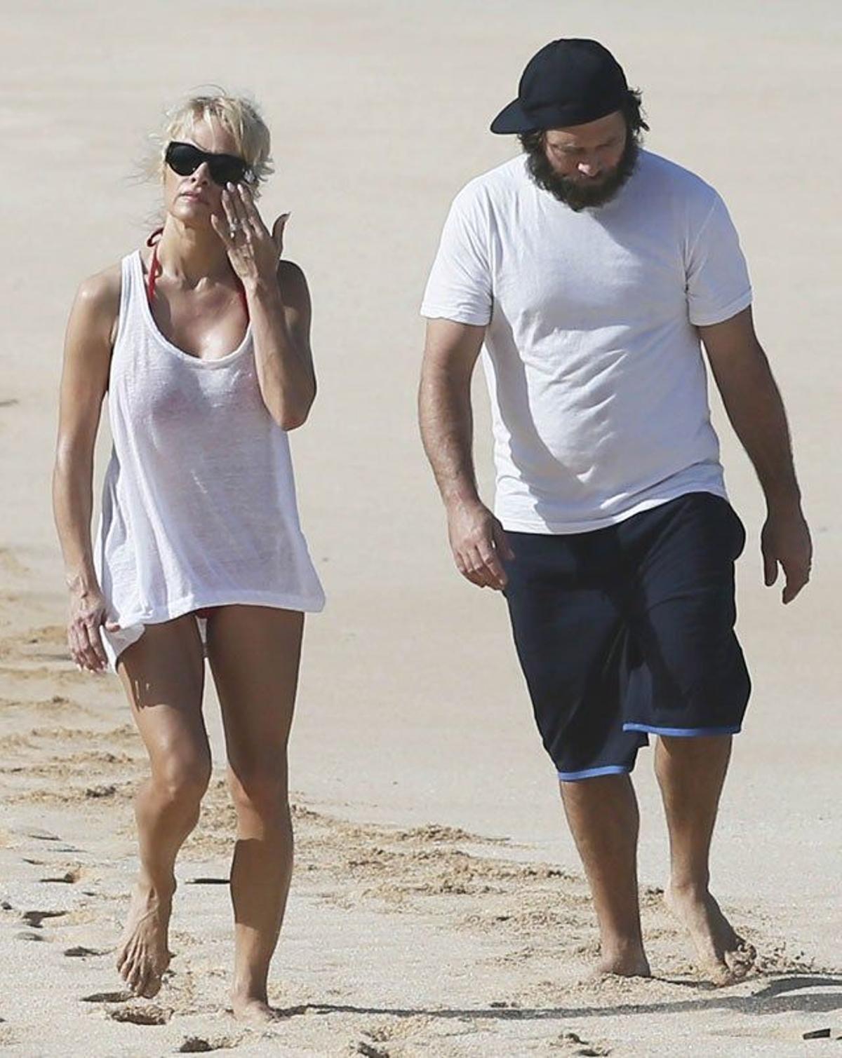 Pamela Anderson y Rick Salomon, de paseo por las playas de Hawái