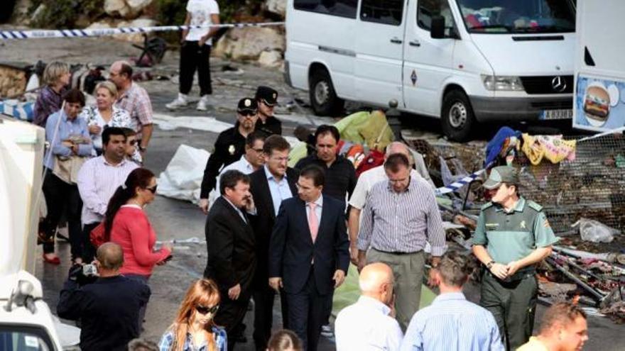 El alcalde, con camisa de rayas, junto al conseller de Gobernación y al subdelegado del Gobierno en el mercadillo arrasado por el agua.