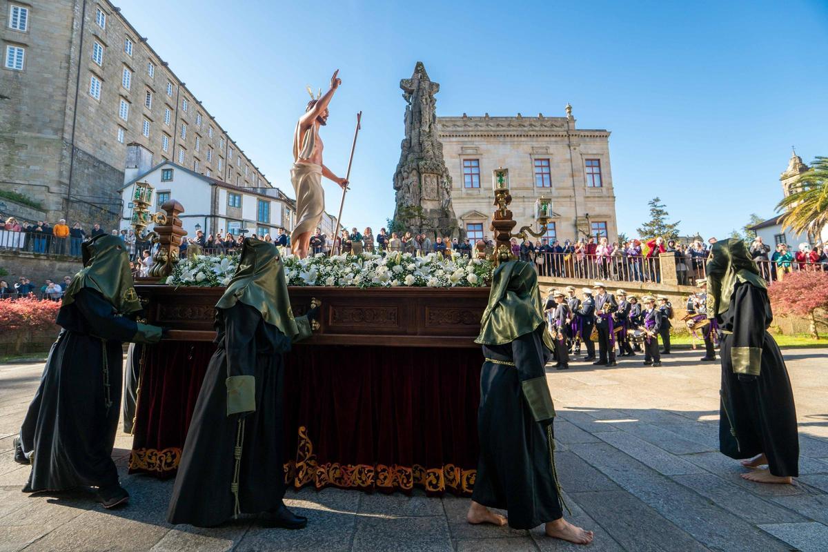 Santiago vive la Pascua con la procesión del Cristo Resucitado y el encuentro en la Quintana Santiago vive la Pascua con la procesión del Cristo Resucitado y el encuentro en la Quintana