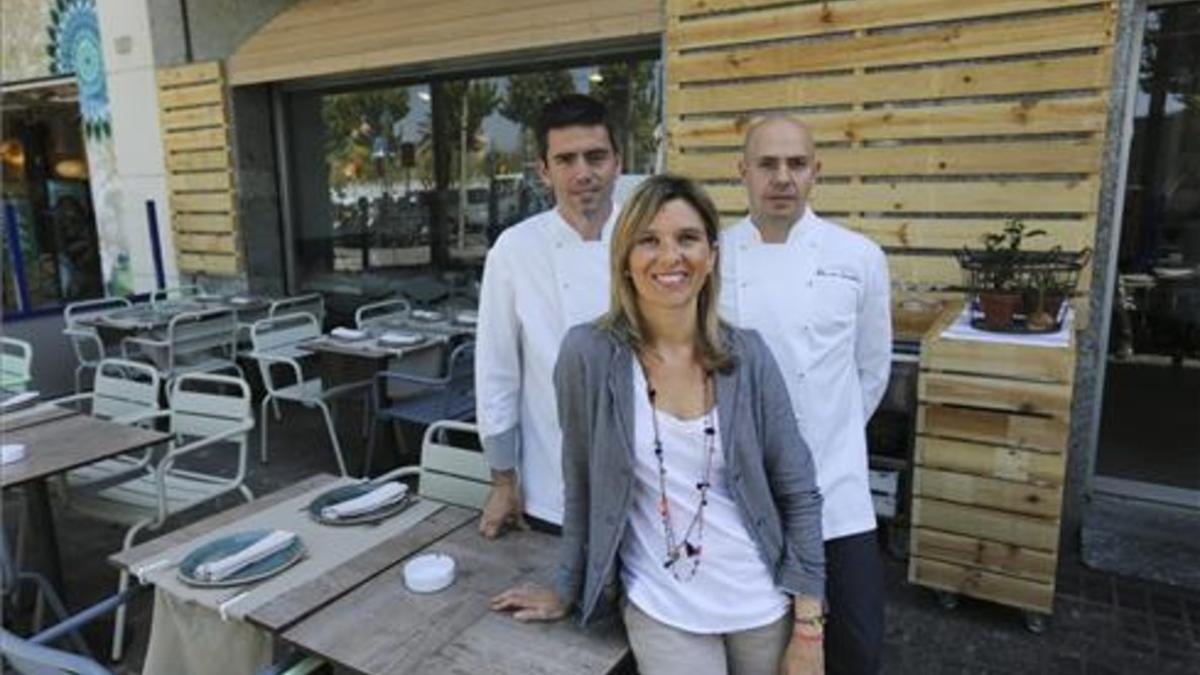 Delante, Marta Cid y, detrás, Albert Enrich (izquierda) y Mar Singla en la terraza de La Mar Salada. Foto: Danny Caminal