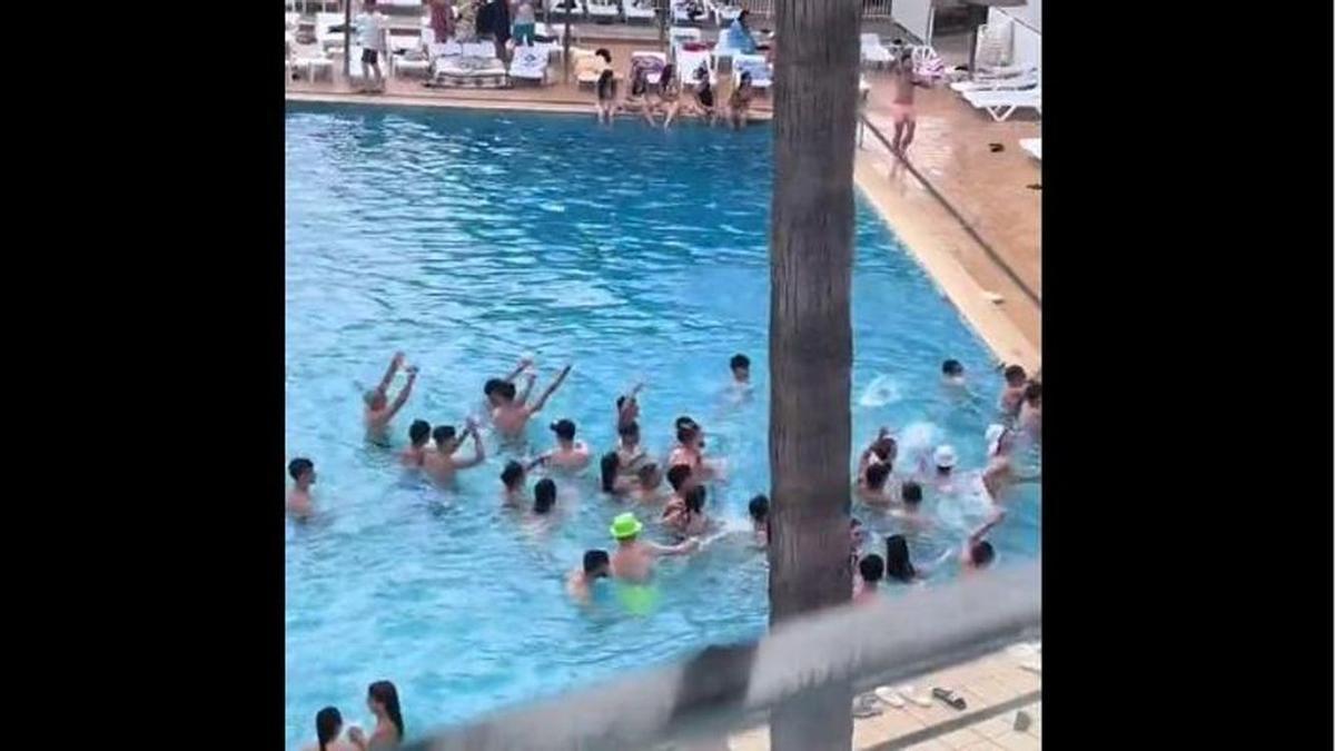 Los jóvenes cantan a la joven que apareció con una bandera independentista en una piscina de Mallorca 'Que viva España'.