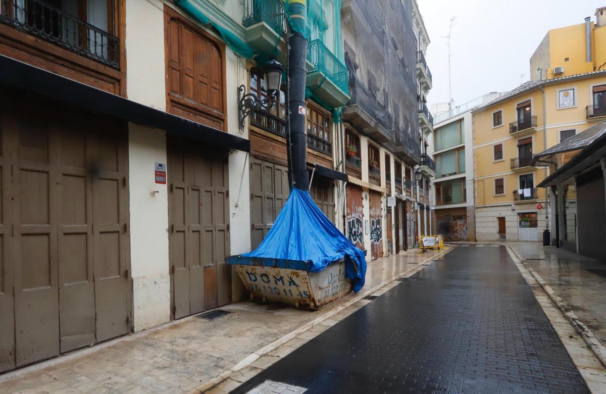 Tubo de desescombro instalado en la fachada delantera