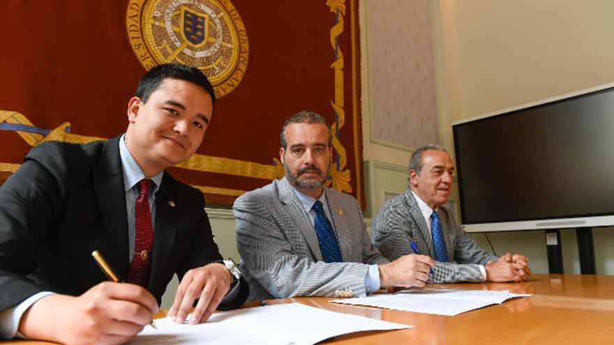 De izquierda a derecha, Aitaron Seikai, Rafael Robaina y Manuel Maynar en la sede institucional de la ULPGC.