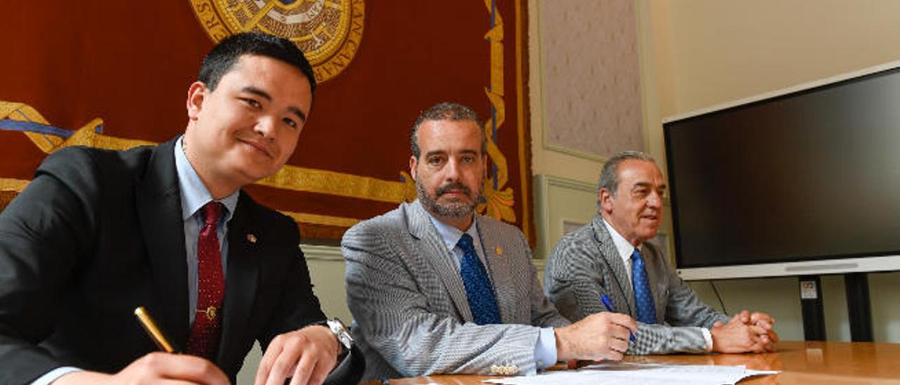 De izquierda a derecha, Aitaron Seikai, Rafael Robaina y Manuel Maynar en la sede institucional de la ULPGC.