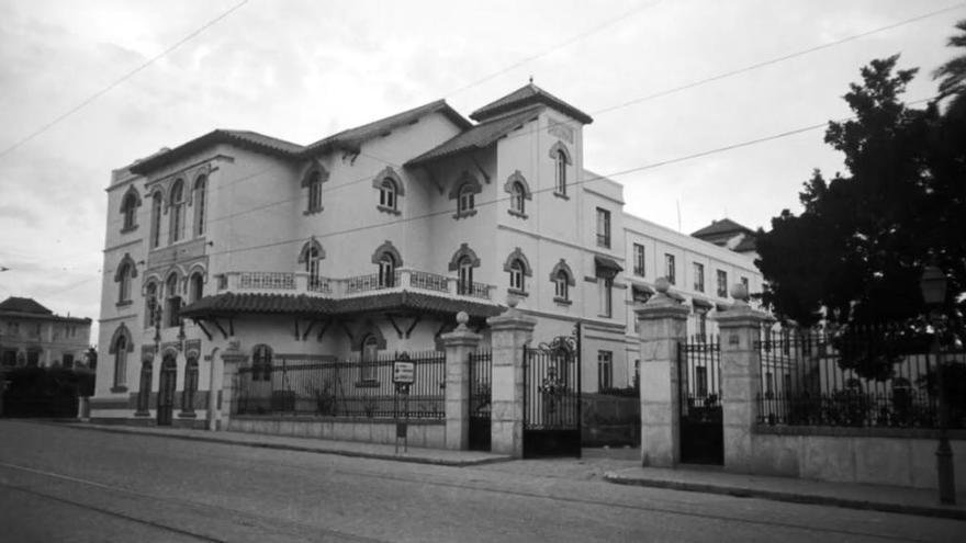 Edificio de La Caleta tras transformarse en el Hospital 18 de Julio.