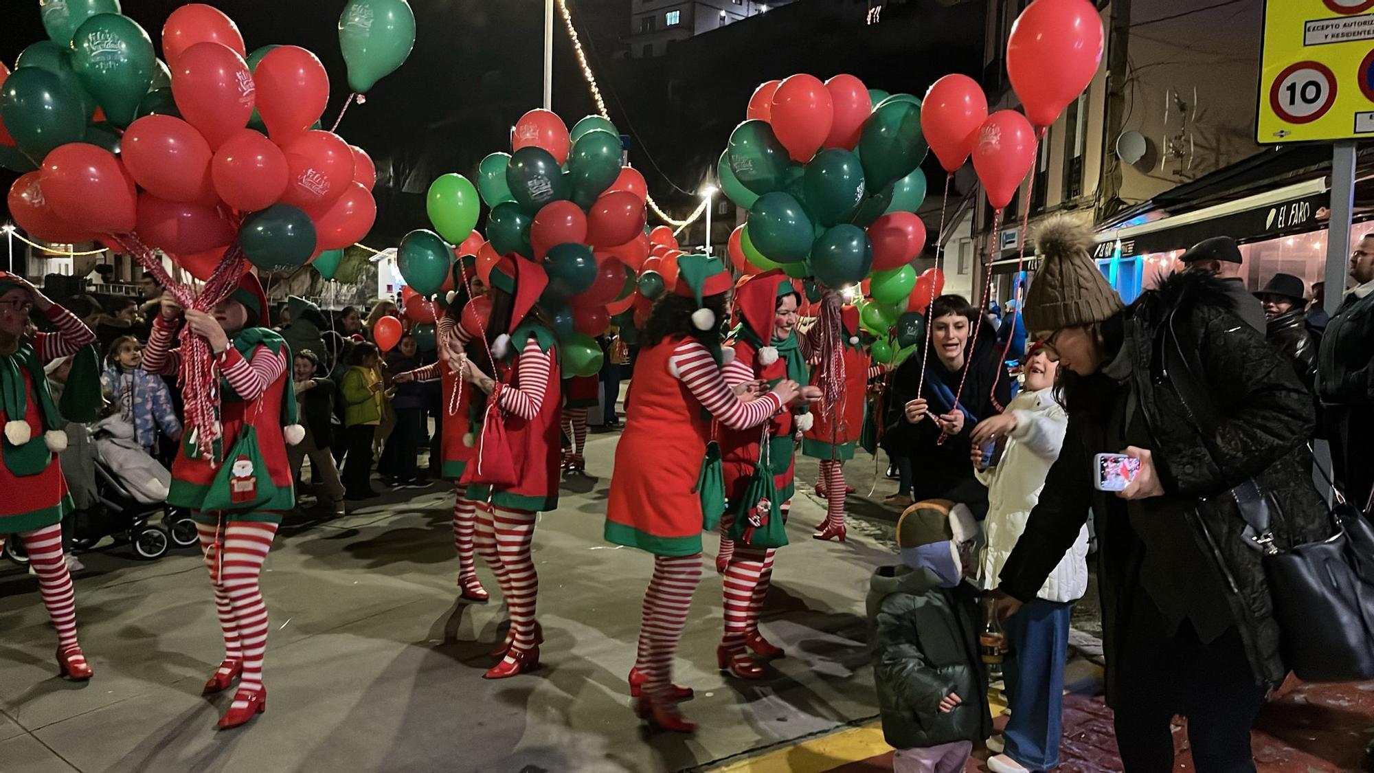 En imágenes: El espectacular desfile de Papá Noel por las calles de Luarca
