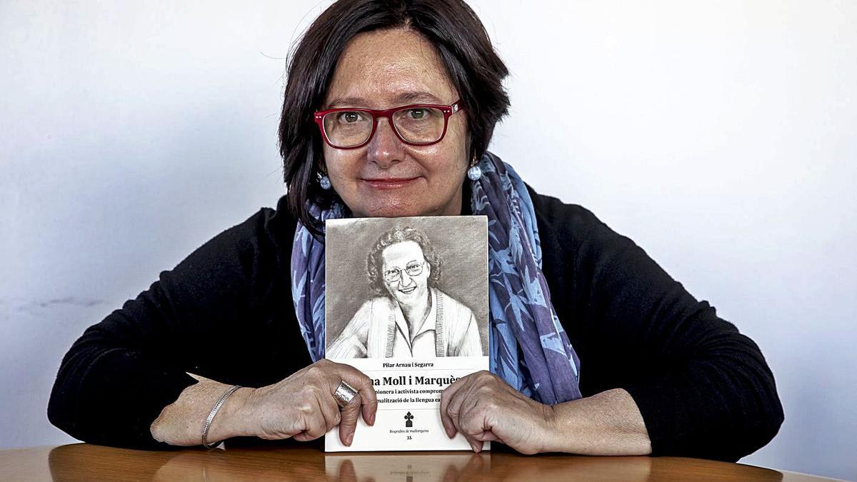 Pilar Arnau sostiene un ejemplar de la biografía que ha escrito sobre Aina Moll. 