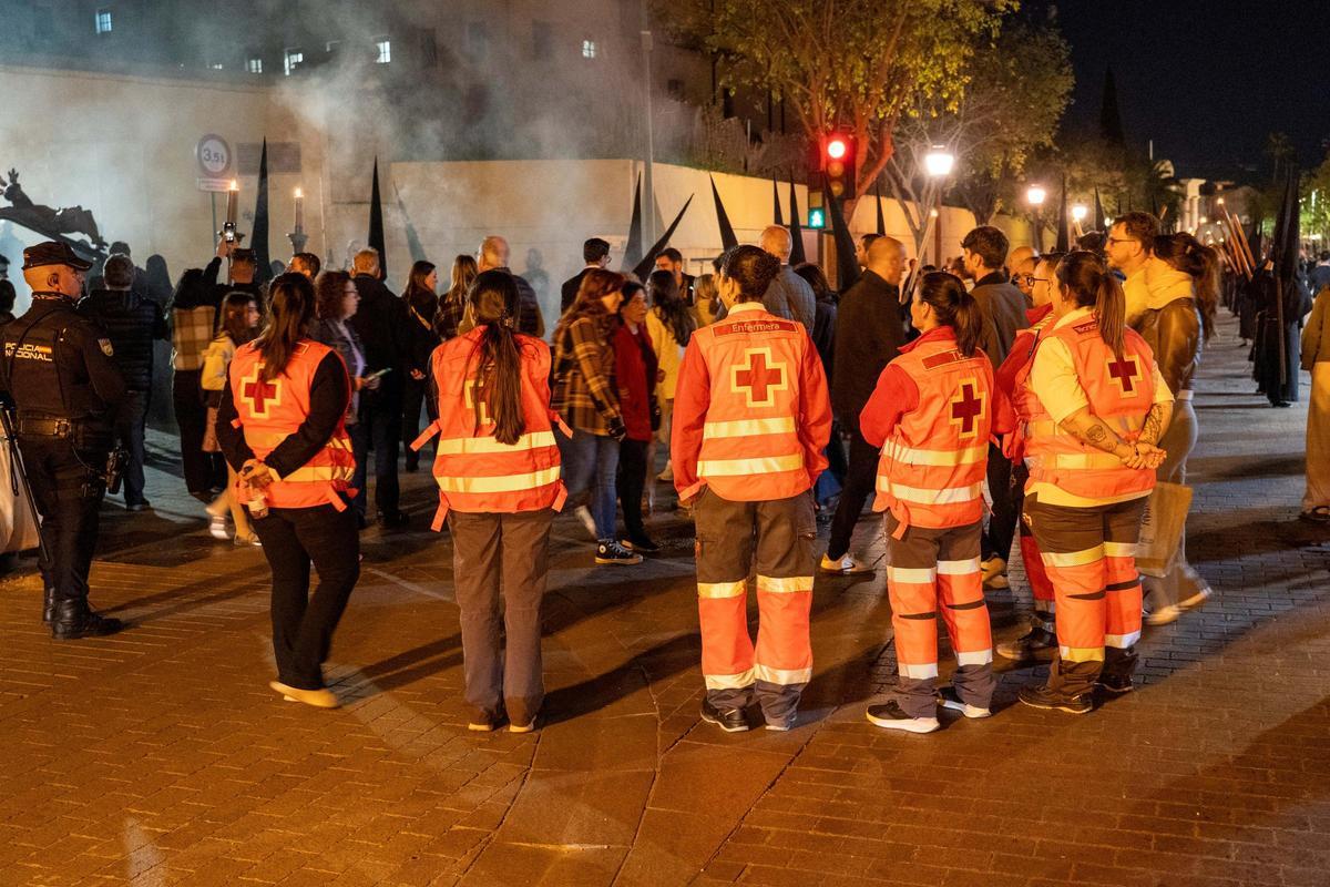 Voluntarios de Cruz Roja durante el paso de una hermandad.