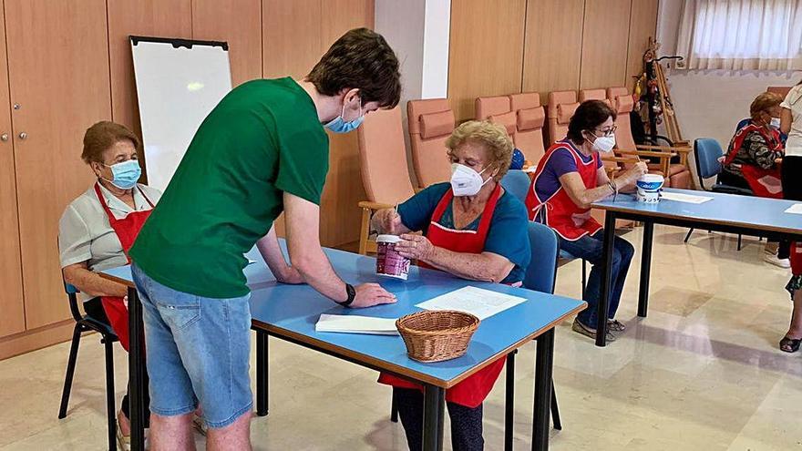 Enfermos de alzhéimer en un taller en el centro de tratamiento de Afal Cartagena y comarca .