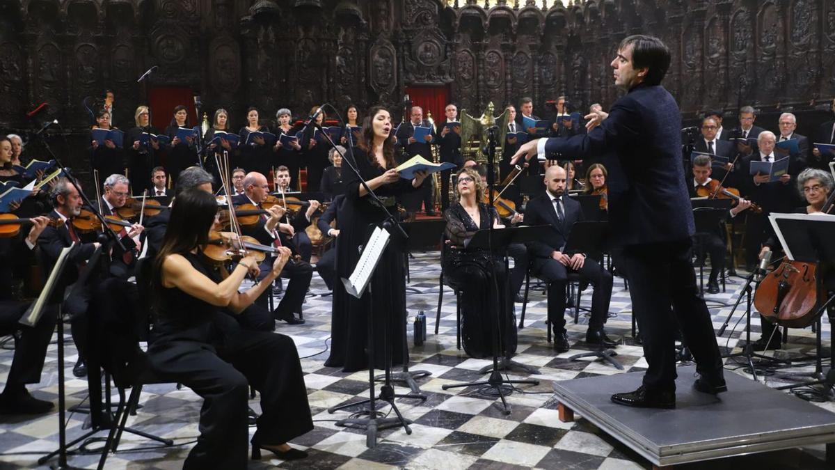 Orquesta y coro en un momento de la interpretación del ‘Réquiem’ de Mozart ayer en la Catedral.