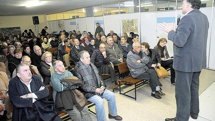 Telmo Martín se reunió el miércoles por la noche con los vecinos de O Burgo.