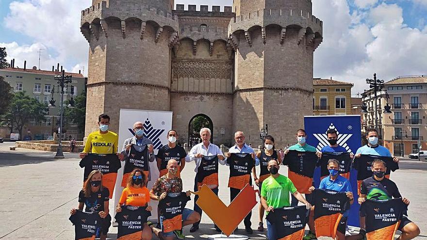 Paco Borao, en el centro, con la camiseta de Luanvi. | LEVANTE-EMV