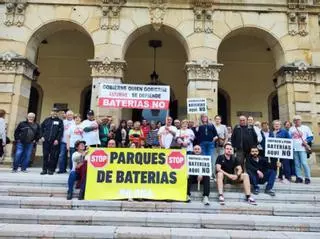 Los vecinos de Ques (Piloña) se rebelan: presentan 2.500 alegaciones contra los parques de baterías proyectados a 40 metros de las casas