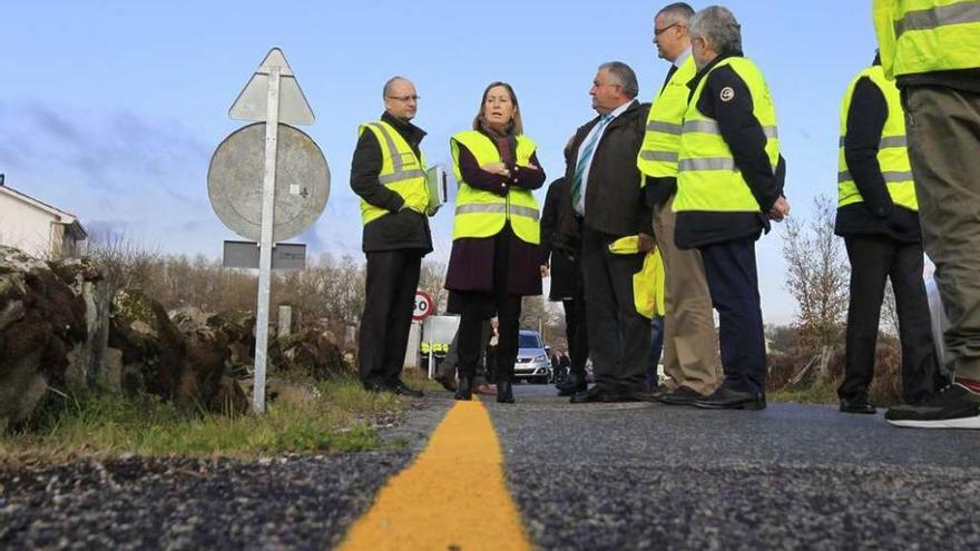 La ministra Ana Pastor, durante su visita, ayer, a las carreteras afectadas por el trazado del AVE. // J. Regal