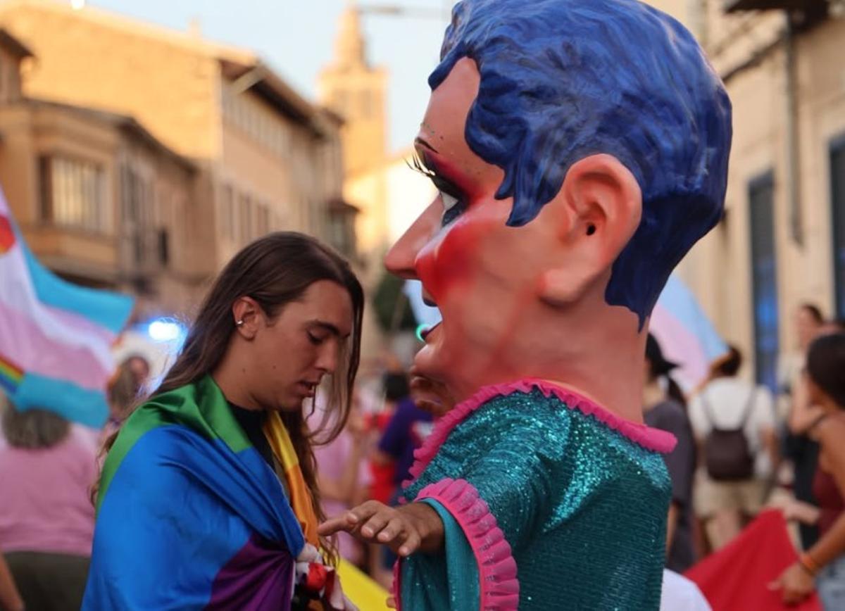 Der Schwellkopf mit dem Namen "Bartolina" tanzt bei seinem ersten Gaypride in Consell durch die Straßen