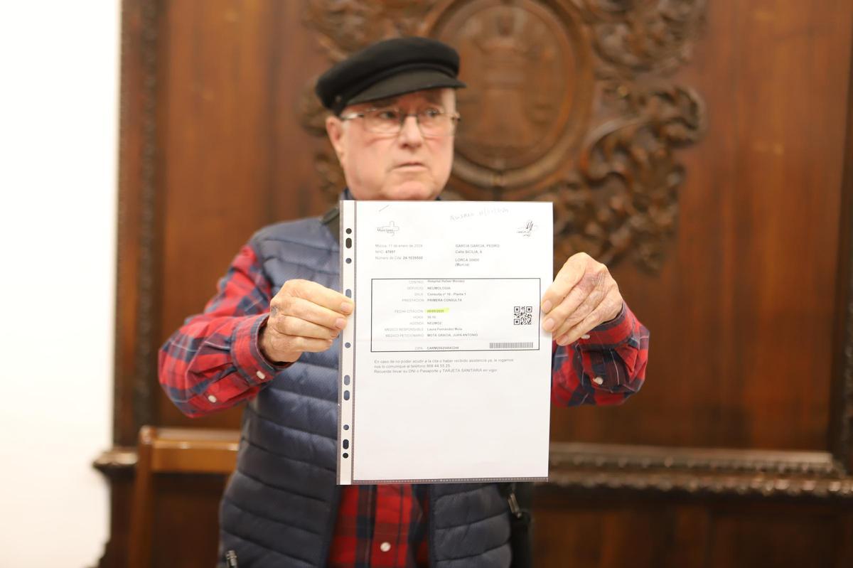 Pedro García muestra su cita para mayo de 2025.