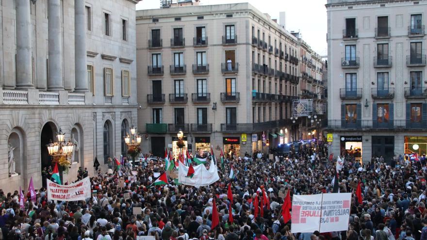 La plaça Sant Jaume plena de persones que assisteixen a la concentració propalestina