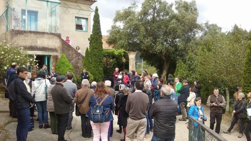 La treintena de asistentes al seminario, ante el inmueble de la Fundación Neira Vilas.