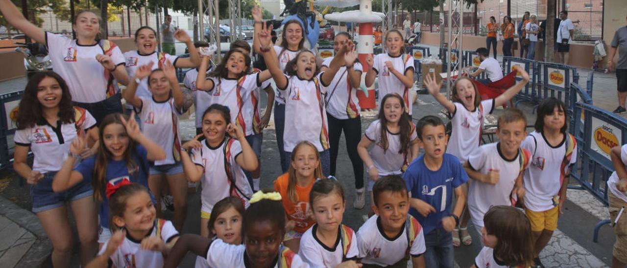 Festeros de la hoguera La Ceràmica, ganadora de Especial, que está fuera del centro pero sigue creciendo.